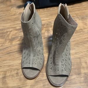 Restricted Women’s Sandals Tan Size 6 and 1/2